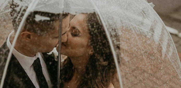 Come comportarsi con l'abito da sposa se piove?