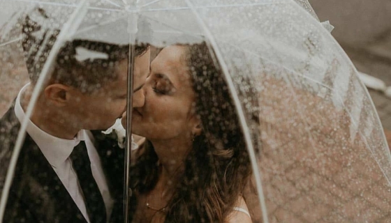 Come comportarsi con l'abito da sposa se piove?